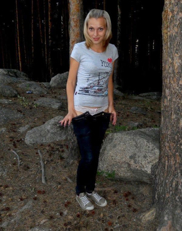 Пьяная девчонка снимает перед парнем белые трусики в лесу