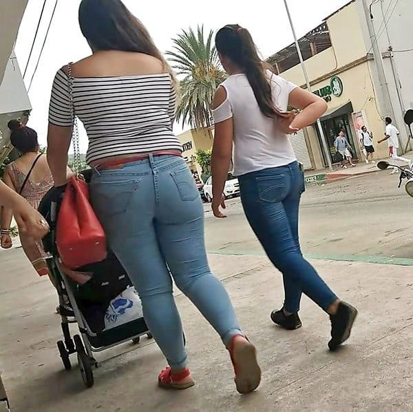 Молодые мамочки гуляют по улице в обтягивающих джинсах