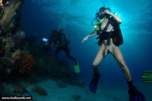 Фото голой девушки под водой (5 фото)