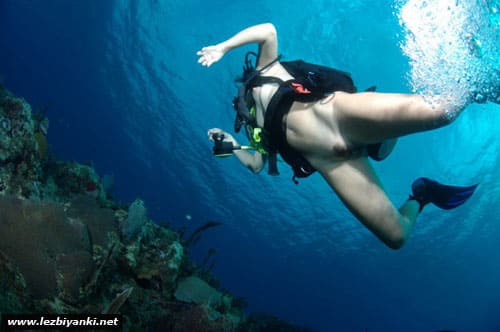 Погружение девушки голышом с аквалангом в открытый океан