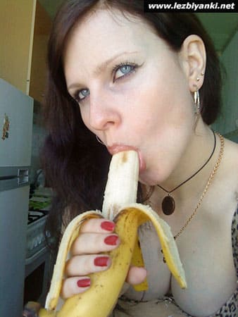 Девушка учится сосать член на банане