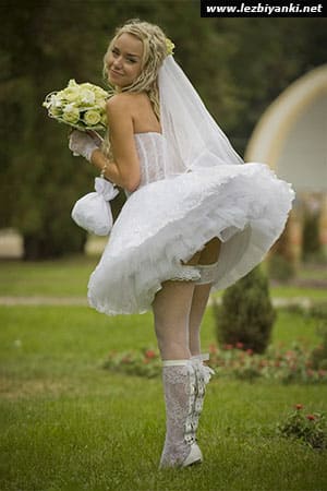Фото у невесты под свадебным платьем