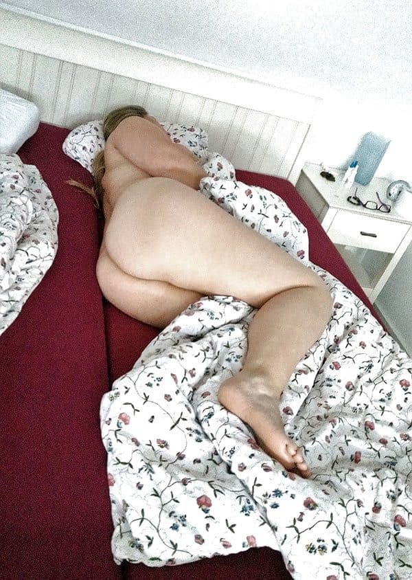 Спящая мама во сне засветила голую задницу